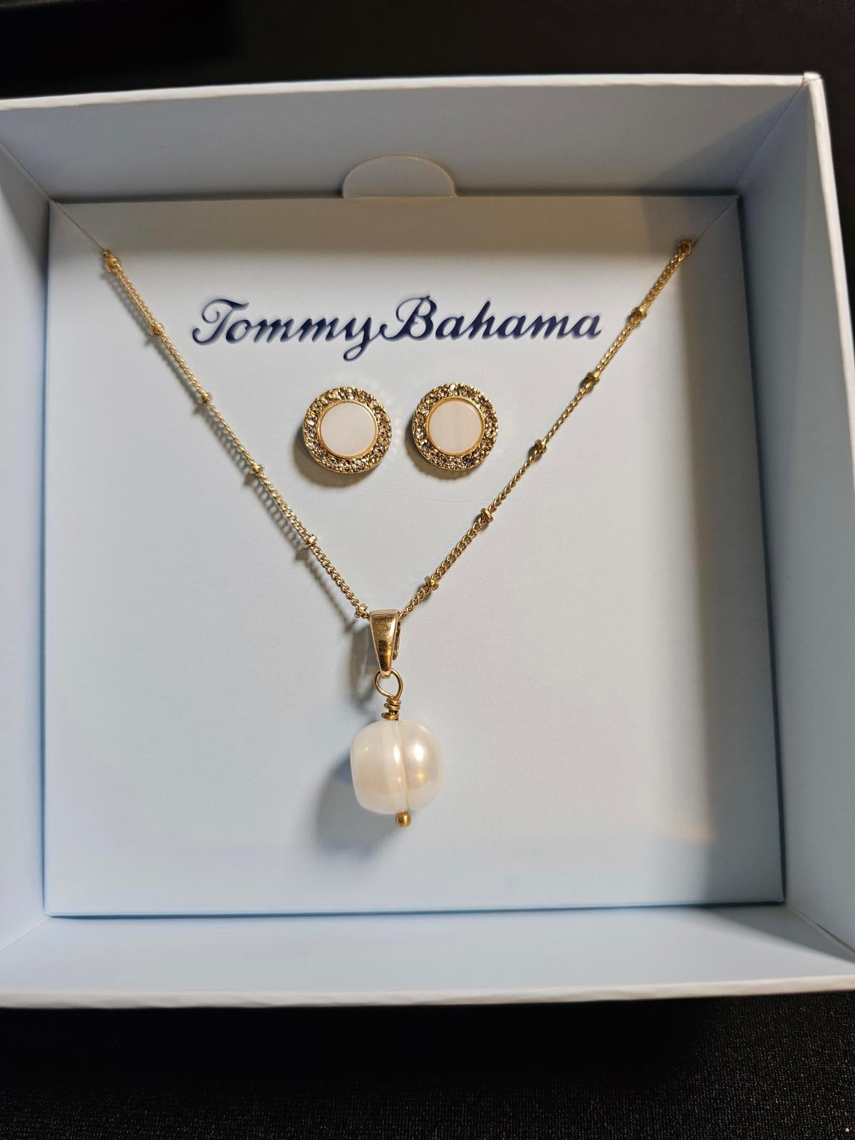 Tommy Bahama Pearl Necklace & Earring Set